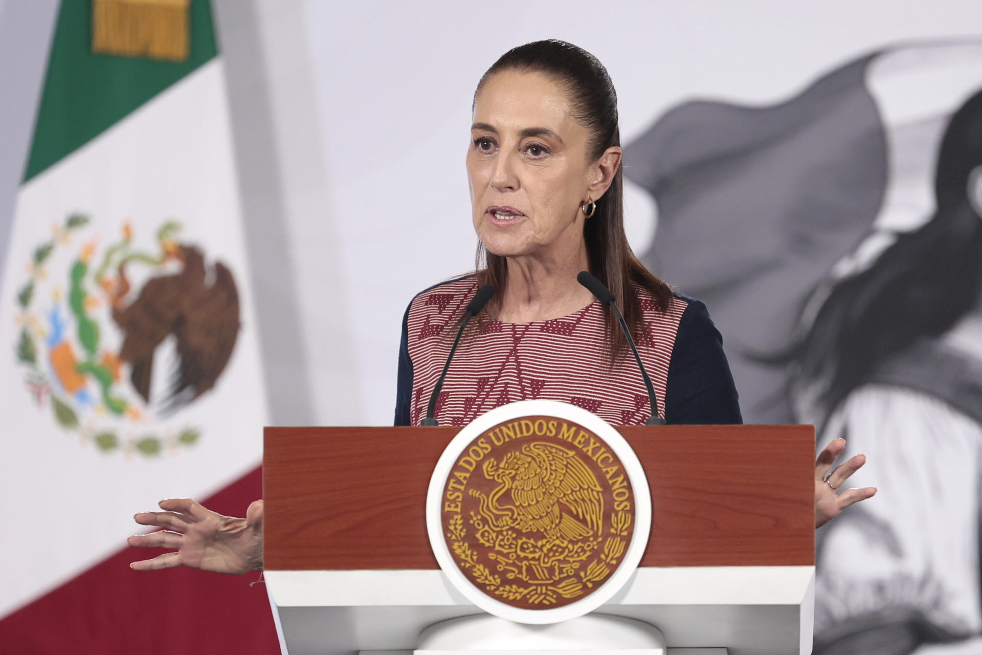 La presidenta de México, Claudia Sheinbaum, habla durante una rueda de prensa este lunes, en el Palacio Nacional de Ciudad de México (México). EFE/ José Méndez
