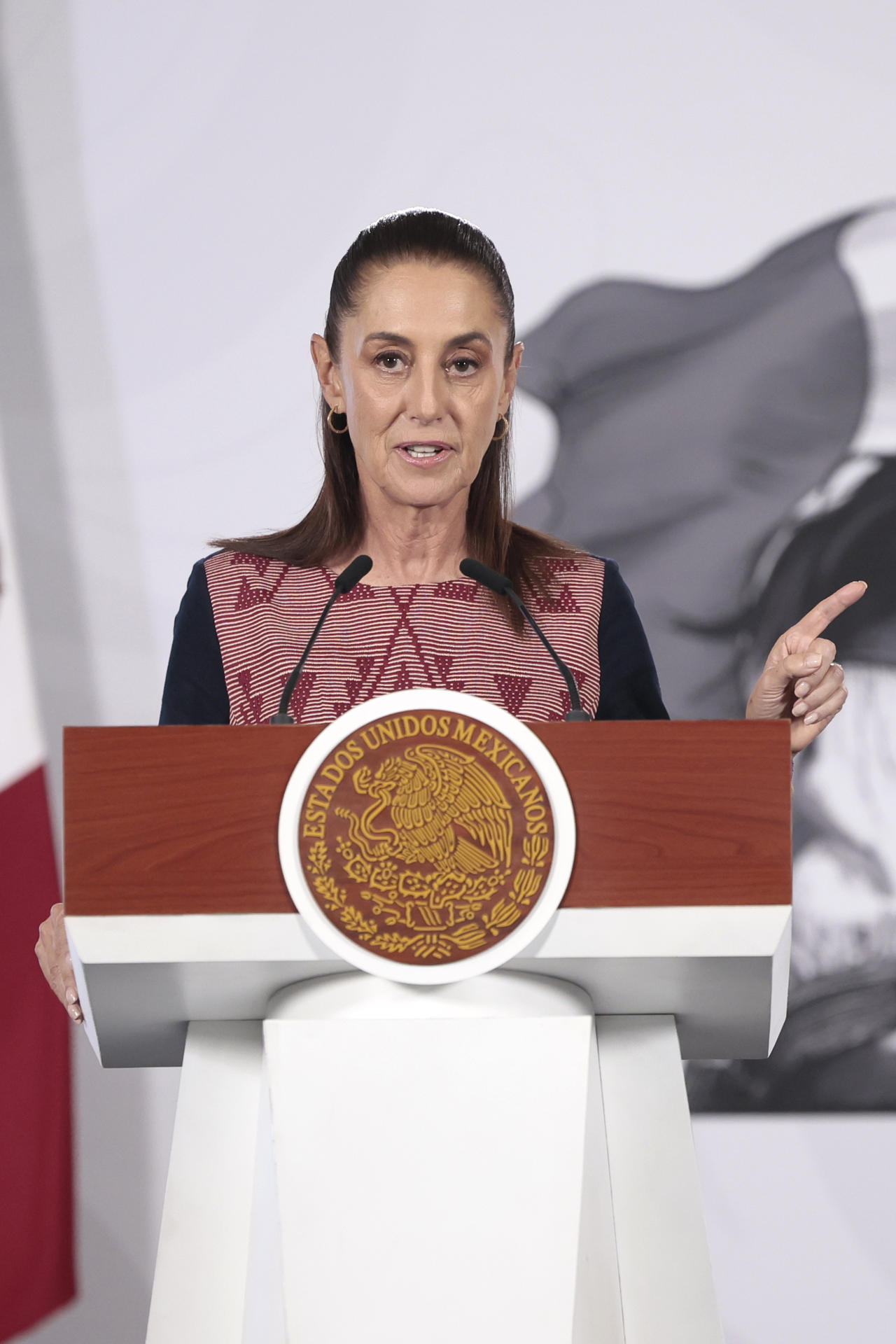 La presidenta de México, Claudia Sheinbaum, habla durante una rueda de prensa este lunes, en el Palacio Nacional de Ciudad de México (México). EFE/ José Méndez
