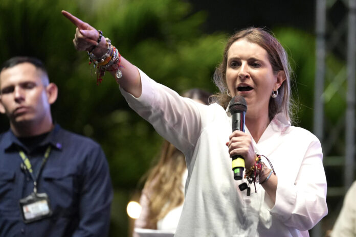 Fotografía de archivo del 15 de mayo de 2026 que muestra a la candidata a la Presidencia de Colombia por el Centro Democrático, Paloma Valencia, hablando durante un acto de campaña, en Cali (Colombia). EFE/ Ernesto Guzmán / ARCHIVO
