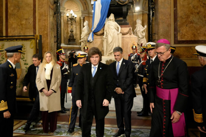 El presidente de Argentina, Javier Milei (c), participa en una ceremonia en la Catedral Metropolitana este lunes, para conmemorar el 215 aniversario de la Revolución de Mayo de 1810, en Buenos Aires (Argentina). EFE/ Presidencia de Argentina
