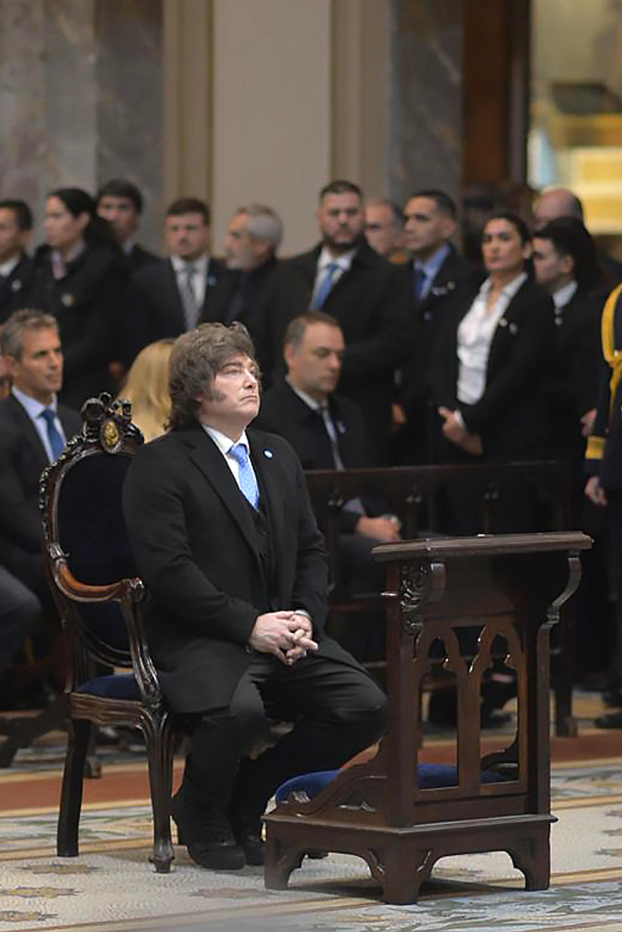 El presidente de Argentina, Javier Milei, participa durante una ceremonia en la Catedral Metropolitana este lunes para conmemorar el 215 aniversario de la Revolución de Mayo de 1810, en Buenos Aires (Argentina). EFE/ Presidencia de Argentina