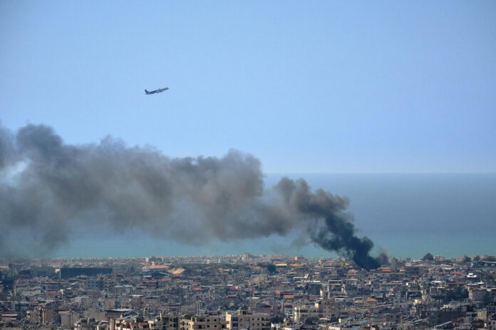 Un avión comercial de la compañía libanesa Middle East Airlines sobrevuela Beirut tel pasado 17 de marzo durante el inicio de la ofensiva aérea por parte de Israel en los suburbios delsur de la ciudad. EFE / Edgar Gutiérrez
