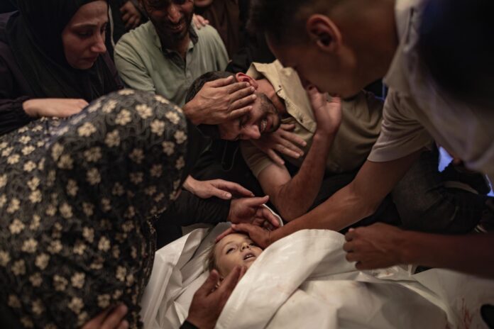Un padre llora junto al cuerpo de su hija dentro de la morgue del Hospital Nasser en Jan Yunis, sur de la Franja de Gaza, el 25 de mayo de 2026. Según los médicos del hospital, un niño y una mujer murieron y varios resultaron heridos tras un ataque aéreo israelí que alcanzó una tienda que daba cobijo a personas desplazadas en la zona de Al-Mawasi de Jan Yunis. EFE/EPA/HAITHAM IMAD -- ATENCIÓN EDITORES: CONTENIDO GRÁFICO
