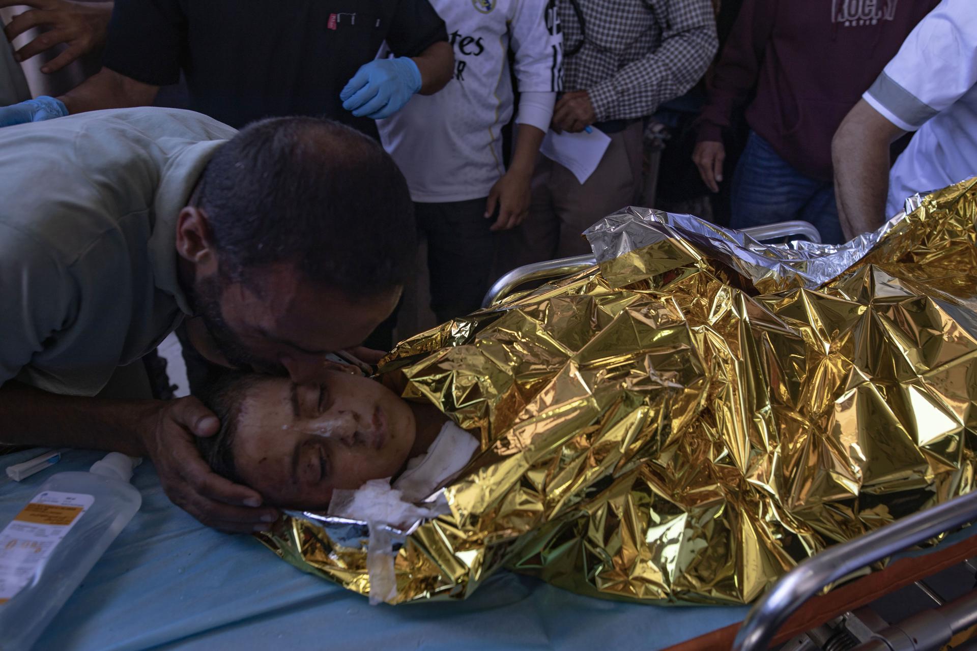 Una persona herida es trasladada al Hospital Nasser en Jan Yunis, sur de la Franja de Gaza, 25 de mayo de 2026. Según el personal médico del hospital, un niño y una mujer murieron y varias personas más resultaron heridas tras un ataque aéreo israelí que alcanzó una tienda de campaña que daba refugio a personas desplazadas en la zona de Al-Mawasi de Jan Yunis. EFE/EPA/HAITHAM IMAD

