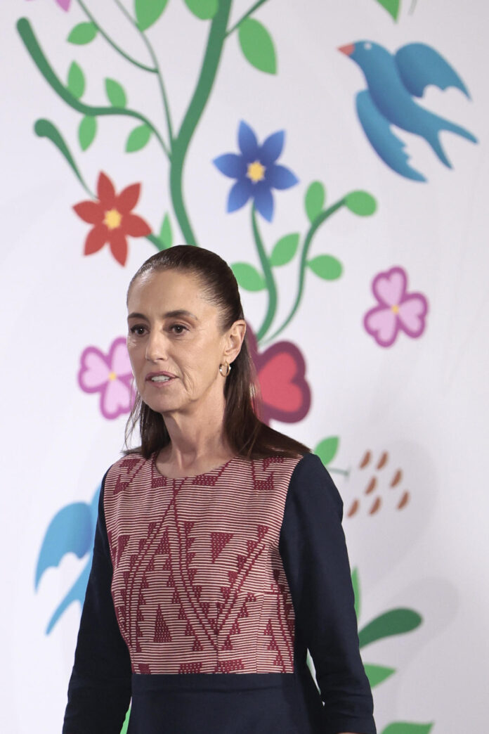 La presidenta de México, Claudia Sheinbaum, llega a una rueda de prensa este lunes, en el Palacio Nacional de Ciudad de México (México). EFE/José Méndez
