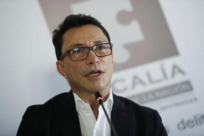 Fotografía de archivo, tomada en febrero de 2023, en la que se captó al entonces gobernador del departamento de Magdalena, Carlos Caicedo, durante una rueda de prensa, en Bogotá (Colombia). EFE/Carlos Ortega

