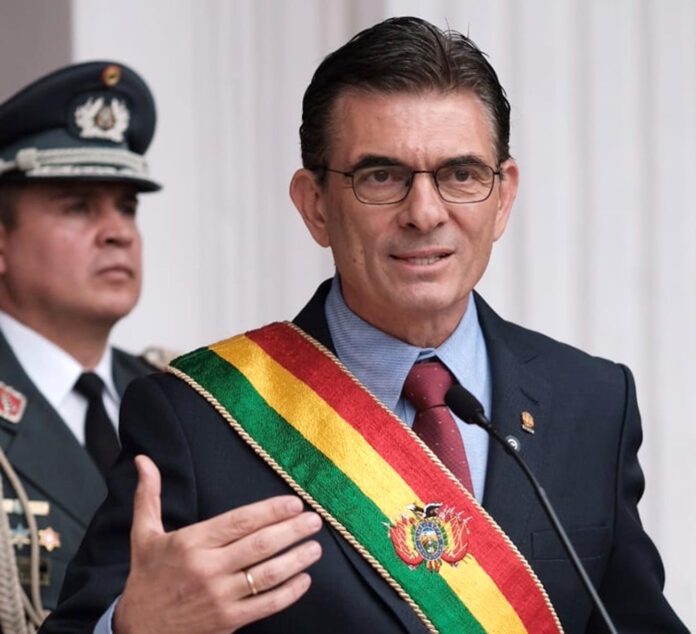 Fotografía cedida por la Presidencia de Bolivia, que muestra al mandatario Rodrigo Paz hablando este lunes, en Sucre (Bolivia). EFE/ Presidencia de Bolivia

