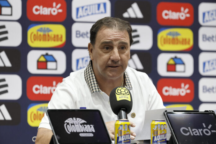 El seleccionador de Colombia, Néstor Lorenzo, habla en una rueda de prensa donde anunció los 26 convocados para el Mundial 2026, en Bogotá (Colombia). EFE/ Carlos Ortega
