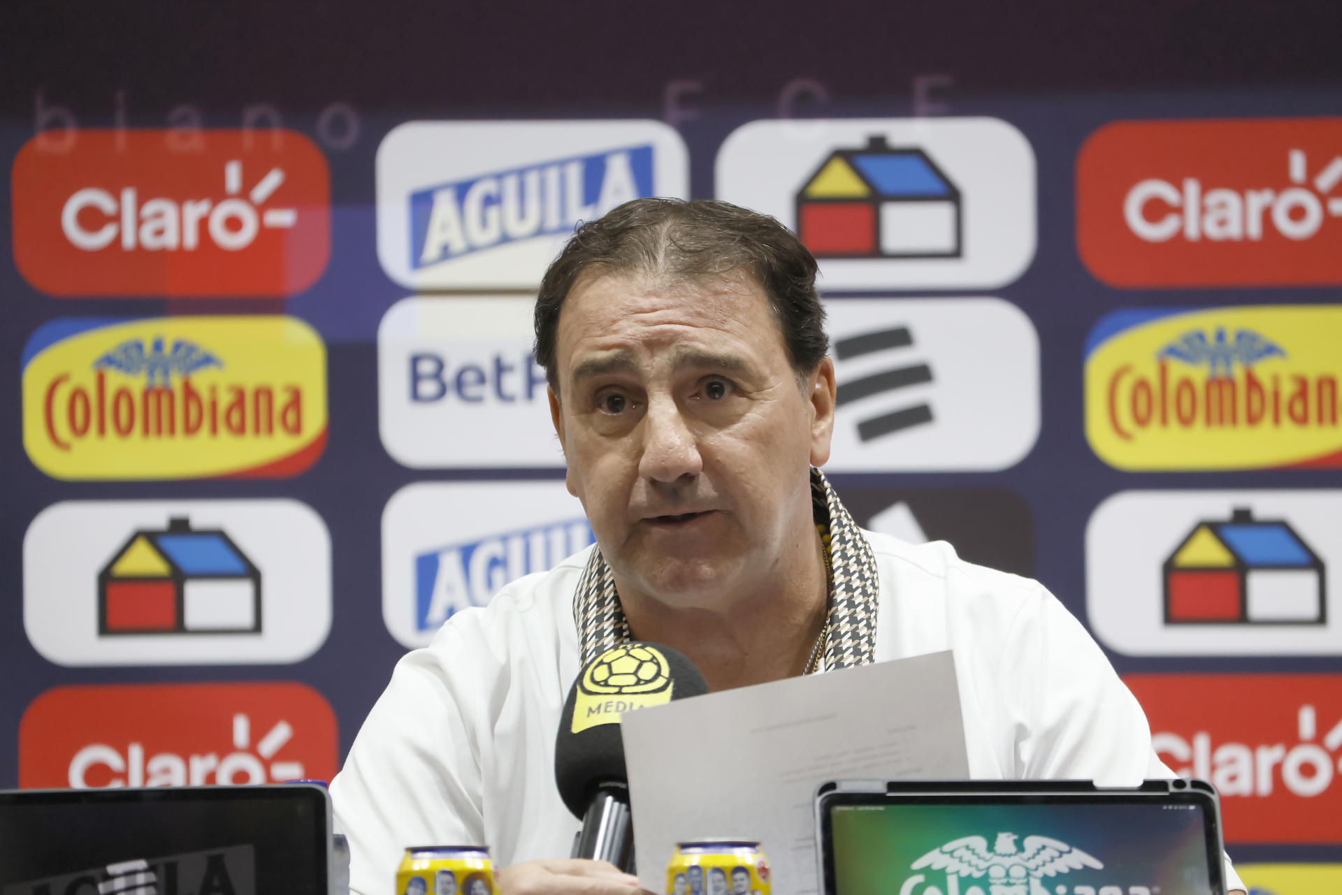 El seleccionador de Colombia, Néstor Lorenzo, habla en una rueda de prensa donde anunció los 26 convocados para el Mundial 2026, en Bogotá (Colombia). EFE/ Carlos Ortega
