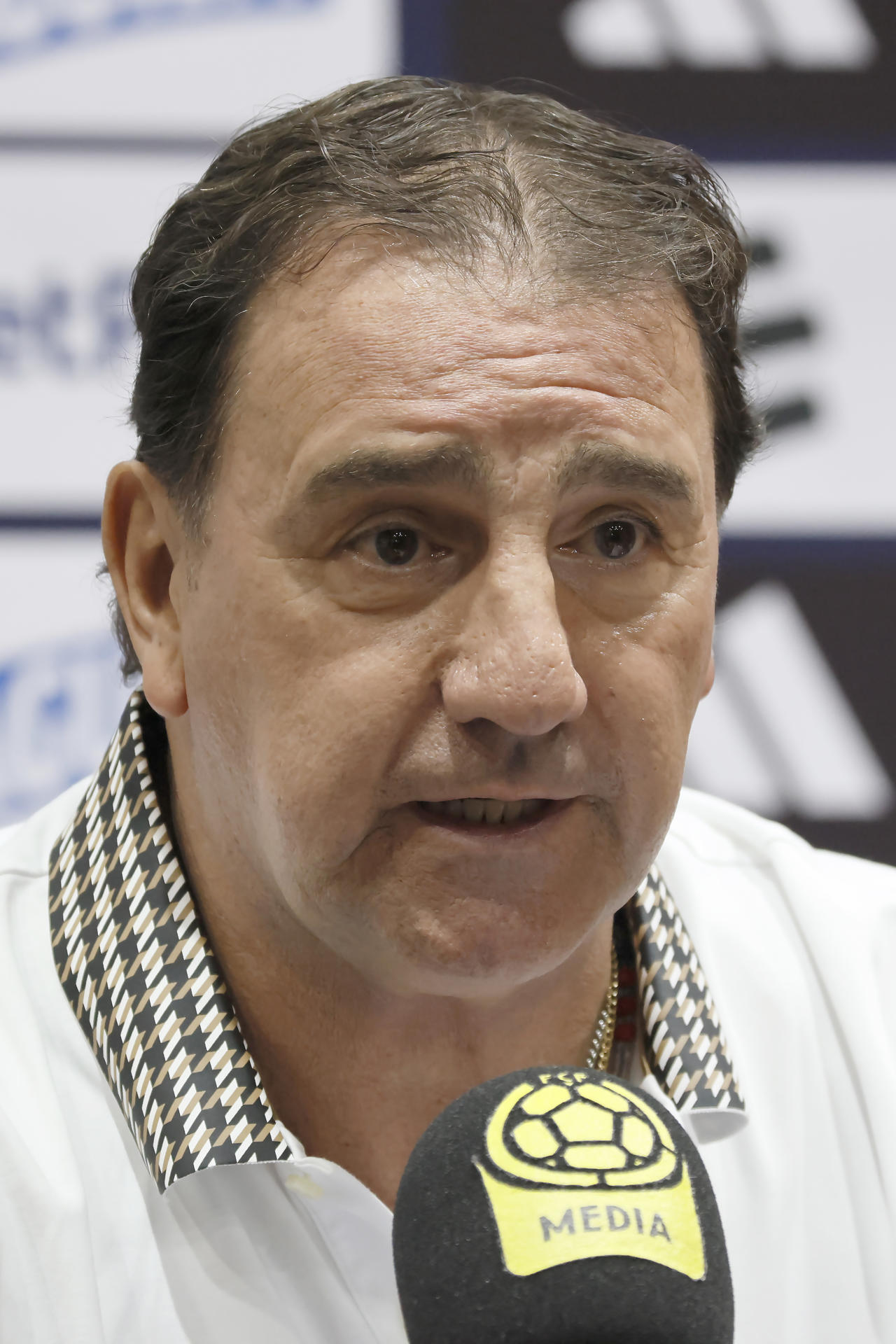 El seleccionador de Colombia, Néstor Lorenzo, habla en una rueda de prensa donde anunció los 26 convocados para el Mundial 2026 este lunes, en Bogotá (Colombia). EFE/ Carlos Ortega
