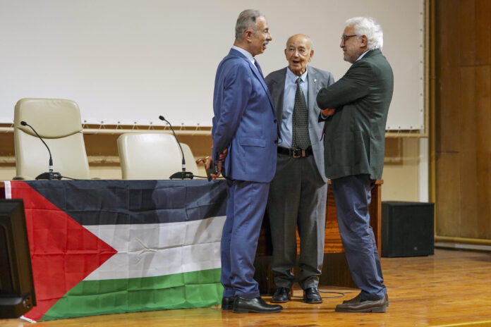 - (i-d) El embajador de Palestina en España, Husni M.A. Abdelwahed, conversa junto al expresidente de las Cortes de Castilla y León, Carlos Sánchez-Reyes, y el abogado Carlos Gallego durante la presentación de la Asociación por los Derechos Humanos del Pueblo Palestino, este lunes en Valladolid. EFE/Nacho Gallego
