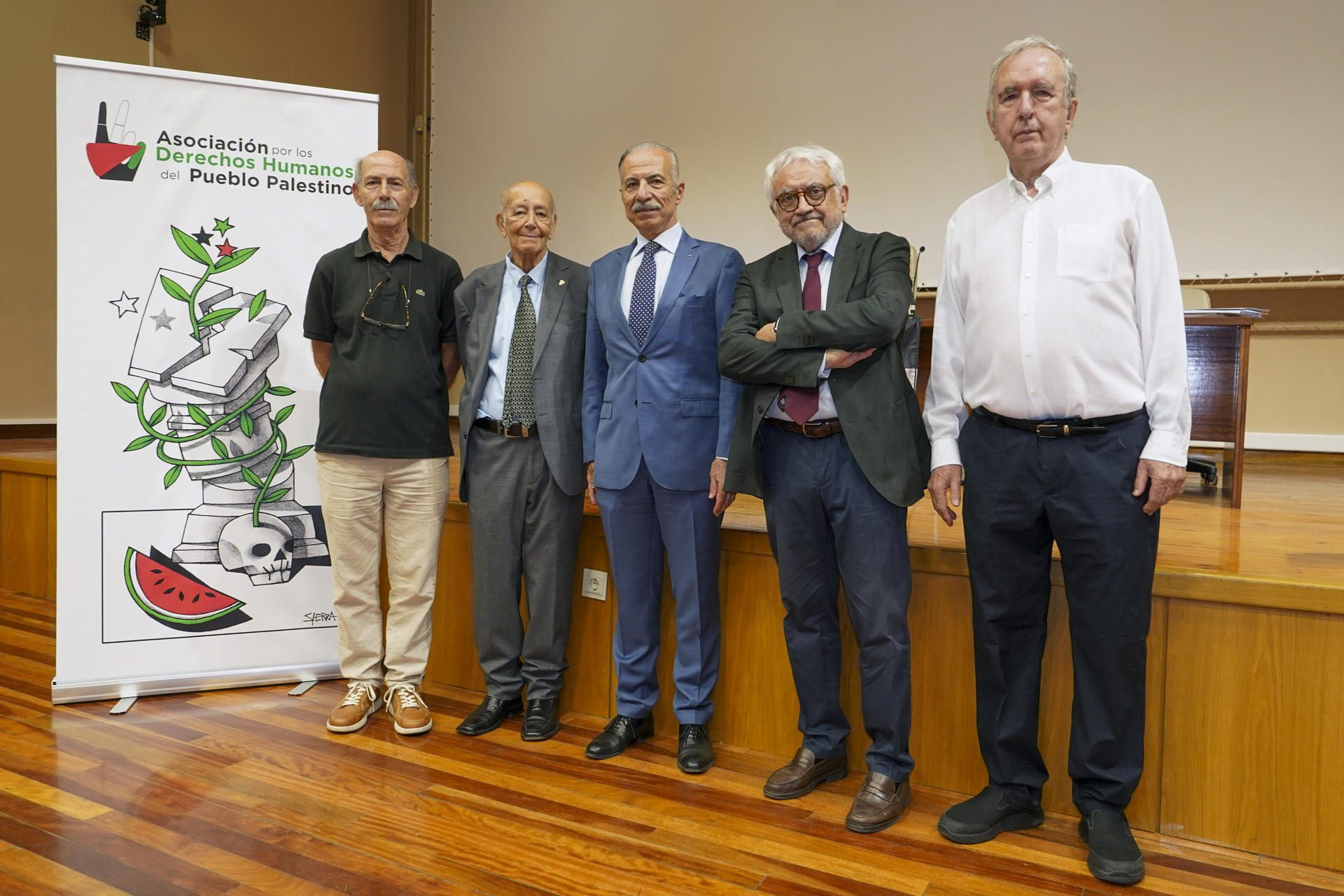 - El embajador de Palestina en España, Husni M.A. Abdelwahed (c), junto al expresidente de las Cortes de Castilla y León, Carlos Sánchez-Reyes (2i), y el abogado Carlos Gallego (2d), entre otros, durante la presentación de la Asociación por los Derechos Humanos del Pueblo Palestino, este lunes en Valladolid. EFE/Nacho Gallego
