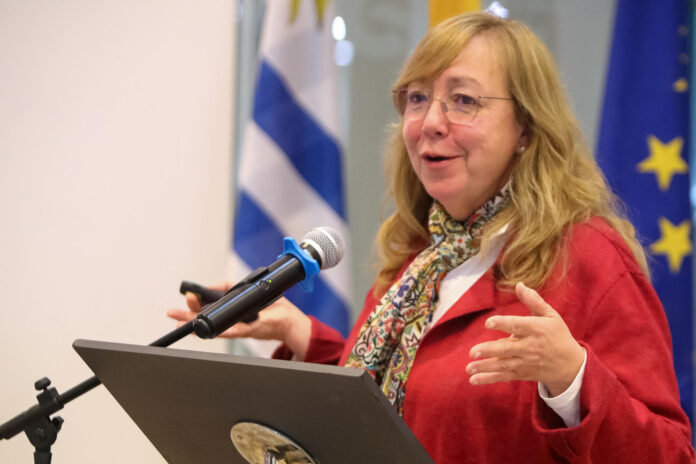La directora del Centro Interamericano para el Desarrollo del Conocimiento en la Formación Profesional (Cinterfor), Elena Montobbio, habla durante un foro en Montevideo (Uruguay). EFE/Hernán Ogállar Vidal
