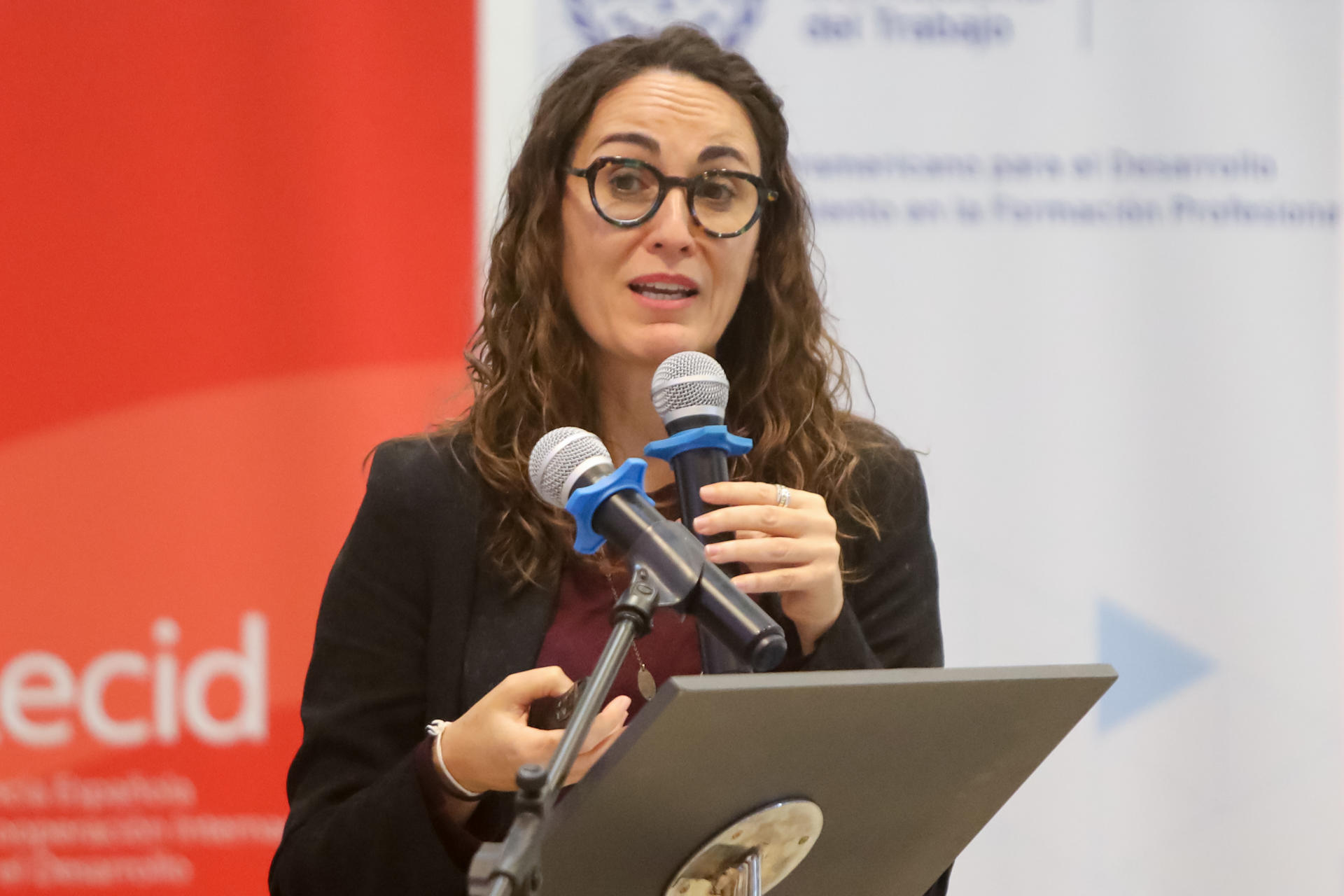La especialista en Igualdad de Género y No Discriminación de la Oficina Regional de la OIT, Paz Arancibia, habla durante un foro en Montevideo (Uruguay). EFE/Hernán Ogállar Vidal
