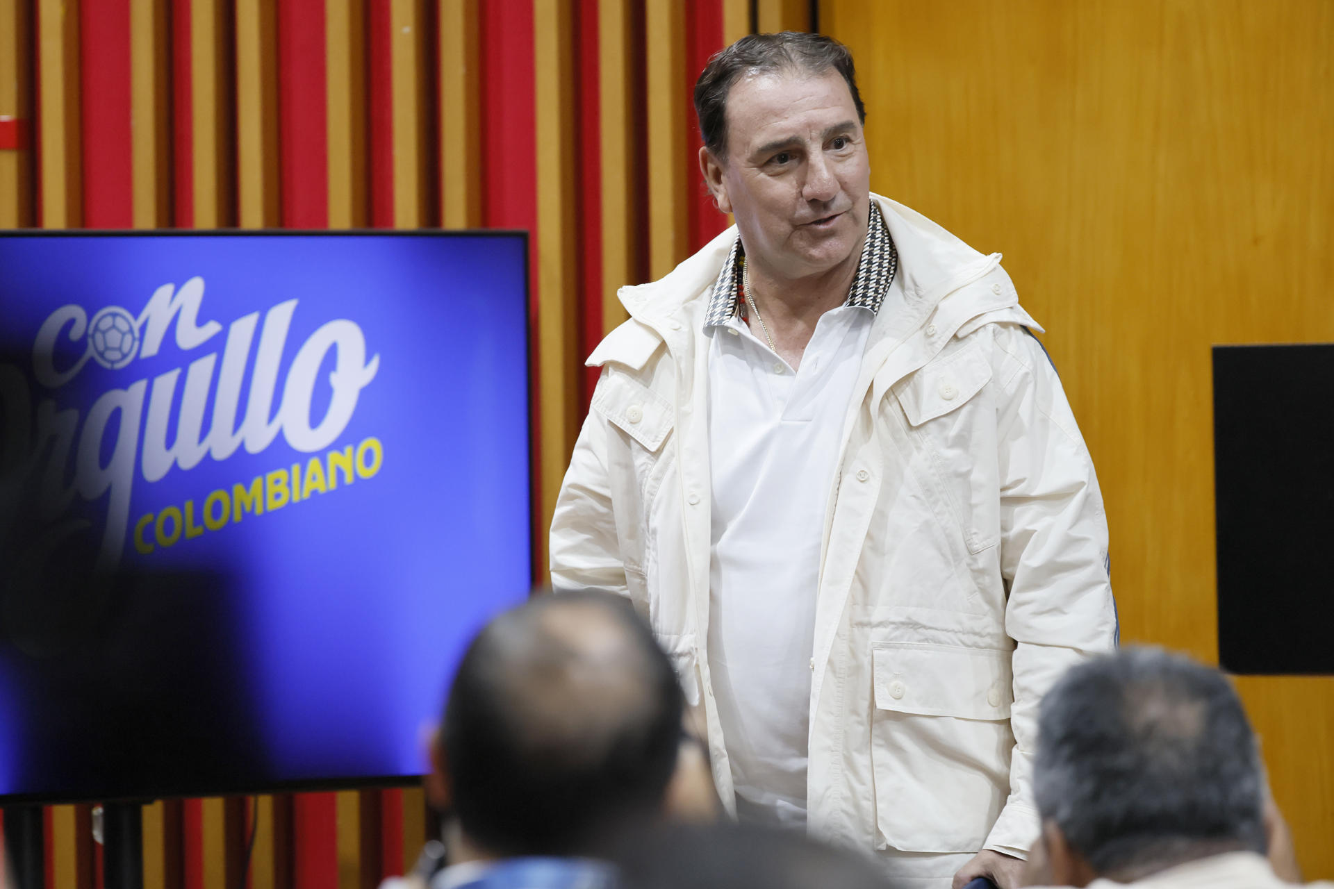 El seleccionador de Colombia, Néstor Lorenzo, llega a una rueda de prensa en Bogotá (Colombia). EFE/ Carlos Ortega

