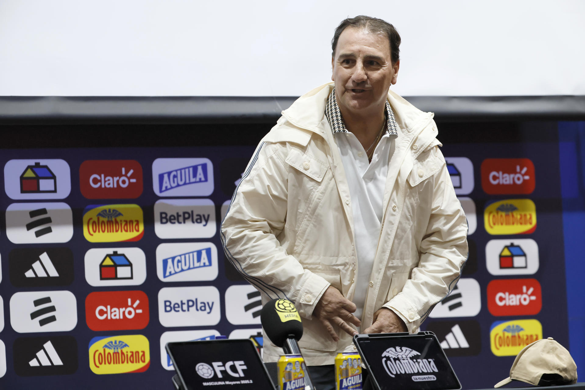 El seleccionador de Colombia, Néstor Lorenzo, llega a una rueda de prensa donde anunció los 26 convocados para el Mundial 2026, en Bogotá (Colombia). EFE/ Carlos Ortega
