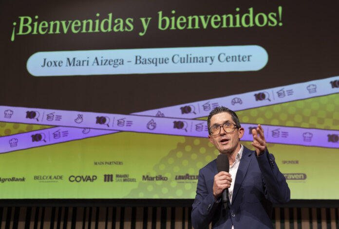 El director del Basque Culinary Center, Joxe Mari AIzega, ha presentado la cuarta edición de este listado bienal de jóvenes profesionales españoles -hasta 30 años-, que se reúnen este lunes en la facultad de ciencias culinarias de San Sebastián en una jornada con actividades para compartir ideas y proyectos. La nueva generación de profesionales de la gastronomía no se limita a la restauración y los oficios tradicionales, sino que abarca perfiles diversos en un amplio mapa de posibilidades, como refleja la lista de los '100 Jóvenes Talentos de la Gastronomía 2026' elaborada por el Basque Culinary Center para mostrar cómo se cocinan las ideas que marcan el futuro del sector. EFE/Javier Etxezarreta
