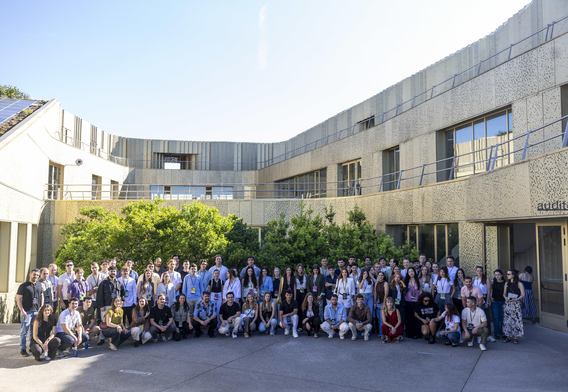 El BCC ha presentado la cuarta edición de este listado bienal de jóvenes profesionales españoles -hasta 30 años-, que se reúnen este lunes en la facultad de ciencias culinarias de San Sebastián en una jornada con actividades para compartir ideas y proyectos. La nueva generación de profesionales de la gastronomía no se limita a la restauración y los oficios tradicionales, sino que abarca perfiles diversos en un amplio mapa de posibilidades, como refleja la lista de los '100 Jóvenes Talentos de la Gastronomía 2026' elaborada por el Basque Culinary Center para mostrar cómo se cocinan las ideas que marcan el futuro del sector. EFE/Javier Etxezarreta