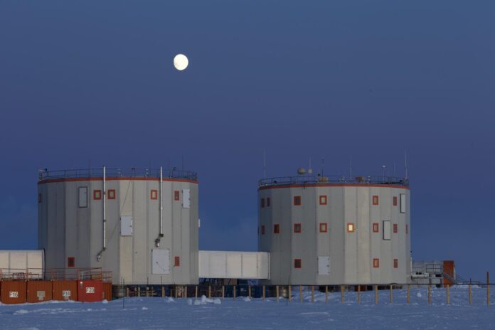 La Estación Concordia es uno de los lugares más remotos del mundo. Durante la misión de invernada de diez meses, los investigadores estudiaron los efectos de estas condiciones extremas en el trabajo en equipo. (Imagen: Jessica Studer. Universidad de Zúrich)
