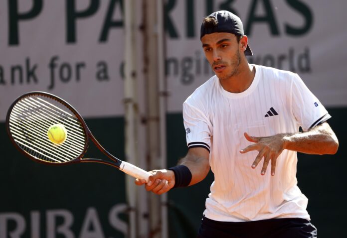 El tenista argentino Francisco Cerundoloen su patido de primera ronda de Roland Garros ante el neerlandés Botic van de Zandschulp EFE/EPA/YOAN VALAT
