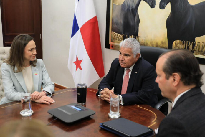 Fotografía cedida este 25 de mayo por la Presidencia de Panamá en la que aparecen el mandatario panameño José Raúl Mulino (c) junto a la líder opositora venezolana y Premio Nobel de la Paz 2025, María Corina Machado (i), durante una reunión, en Ciudad de Panamá (Panamá). EFE/Presidencia de Panamá
