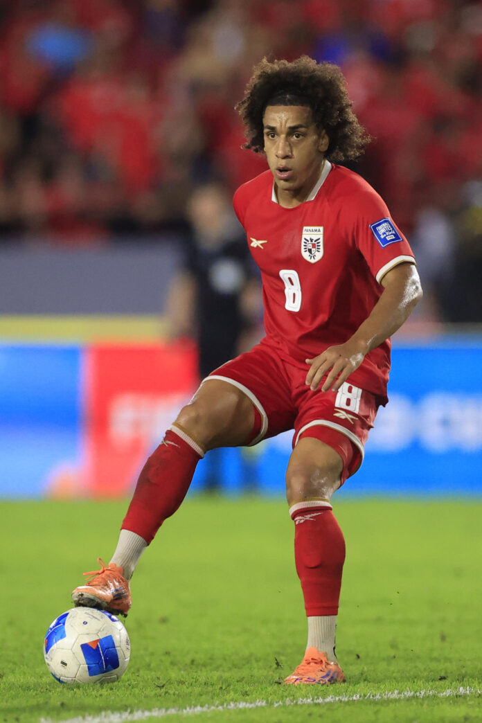 Fotografía de archivo del 14 de octubre de 2025 en la que se observa a Adalberto Carrasquilla, de Panamá, al controlar el balón durante un partido por las eliminatorias de Concacaf al Mundial de 2026 entre Panamá y Surinam en el estadio Rommel Fernández Gutiérrez, en Ciudad de Panamá (Panamá). EFE/ Bienvenido Velasco
