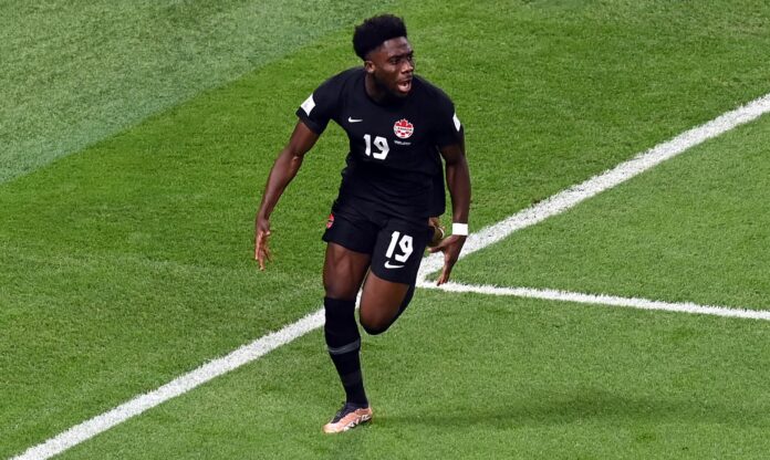 Fotografía de archivo del 27 de noviembre de 2022 en la que se observa al canadiense Alphonso Davies durante un partido de la Copa Mundial de la FIFA 2022 entre Croacia y Canadá en el Estadio Internacional Khalifa en Doha (Catar). EFE/Neil Hall
