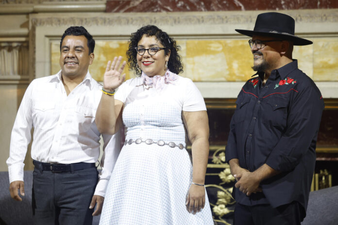 Los integrantes del grupo La Santa Cecilia, José 'Pepe' Carlos (i), Marisol Hernández (c) y Miguel “Oso” Ramírez (d), posan durante una rueda de prensa este lunes en Ciudad de México (México). EFE/ Sáshenka Gutiérrez
