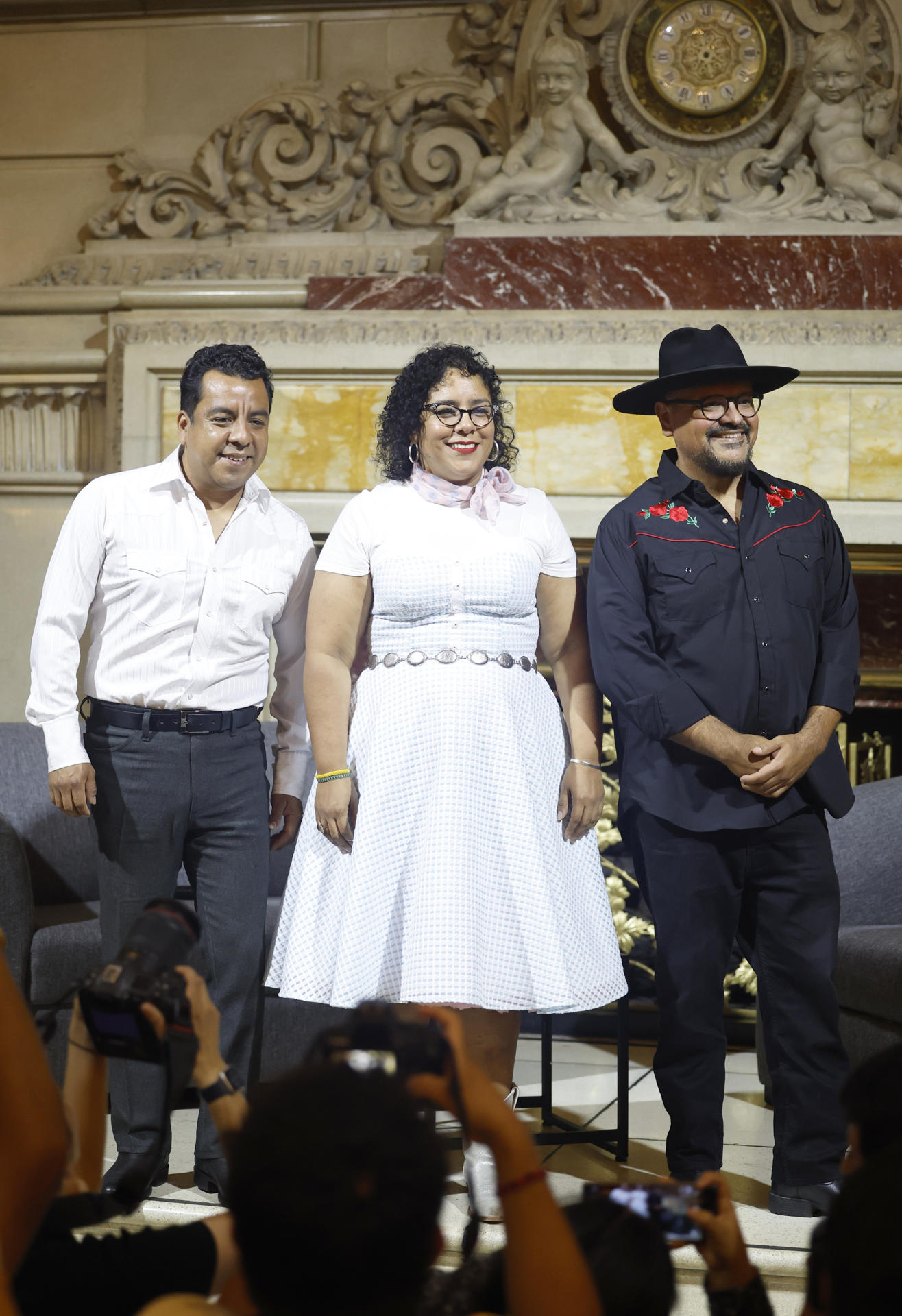 Los integrantes del grupo La Santa Cecilia, José 'Pepe' Carlos (i), Marisol Hernández (c) y Miguel “Oso” Ramírez (d), posan durante una rueda de prensa este lunes en Ciudad de México (México). EFE/ Sáshenka Gutiérrez