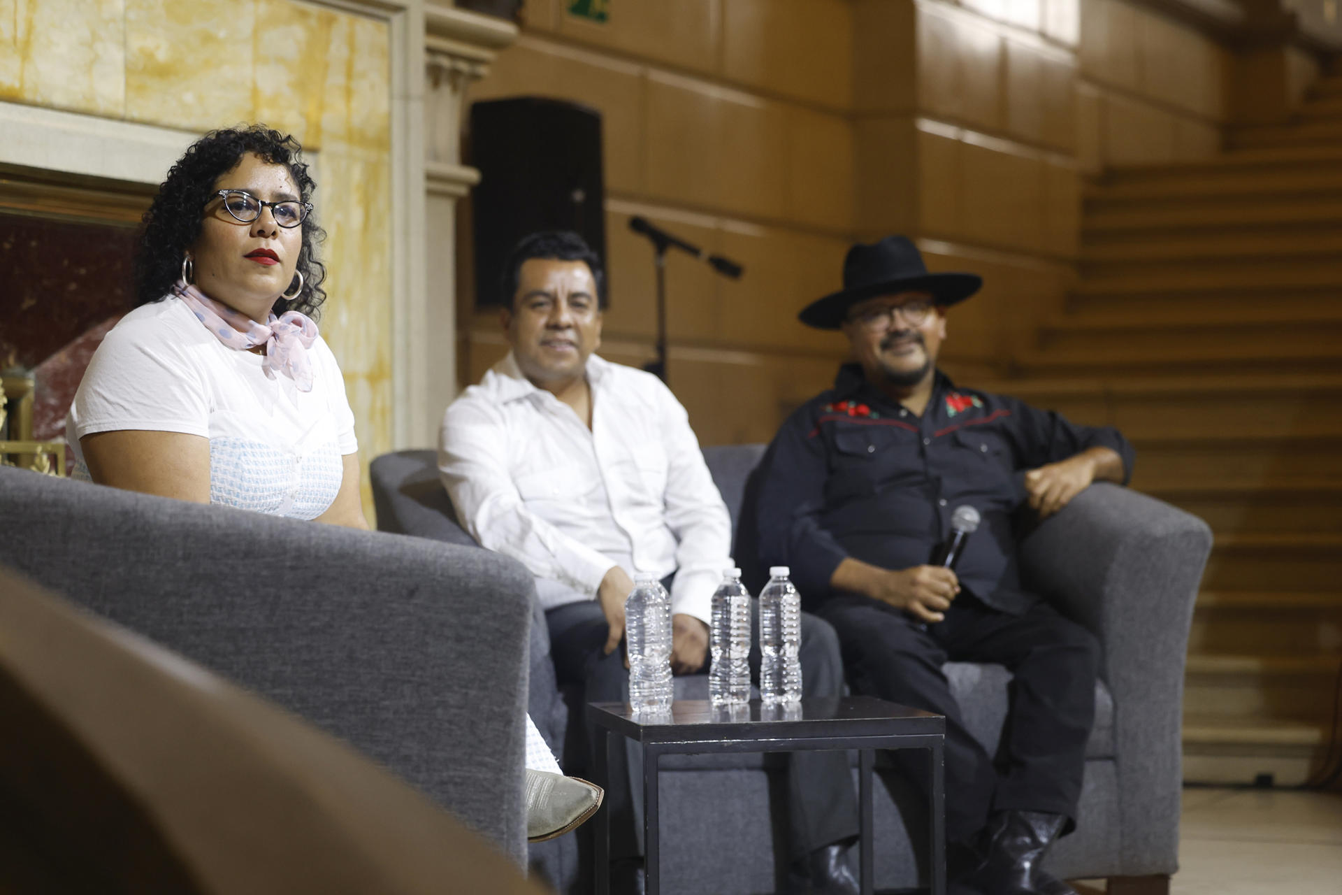 La integrante del grupo La Santa Cecilia, Marisol Hernández (i), habla durante una rueda de prensa este lunes en Ciudad de México (México). EFE/ Sáshenka Gutiérrez