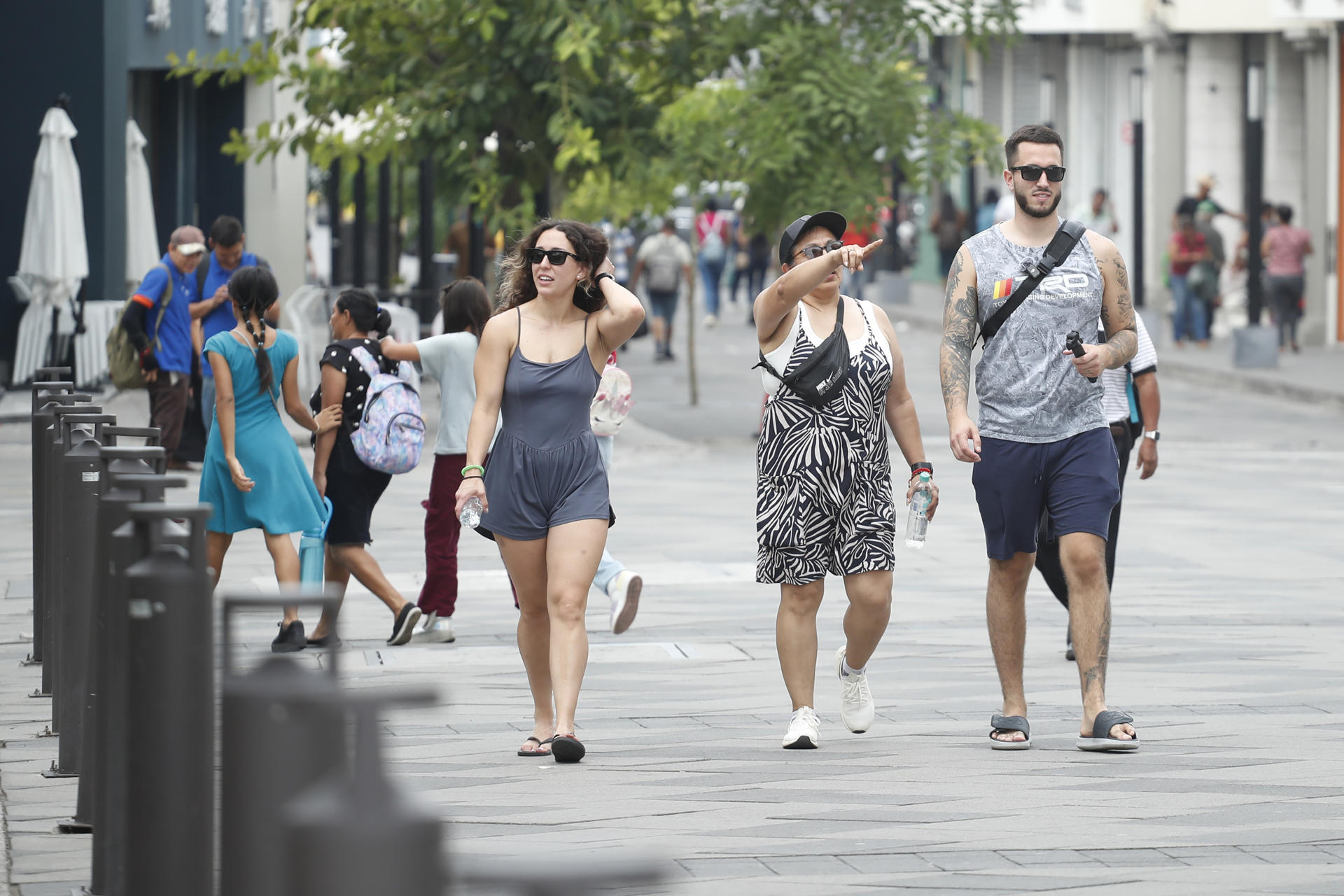 Un grupo de turistas fue captado este 25 de mayo al caminar por el centro histórico de San Salvador (El Salvador). EFE/Rodrigo Sura
