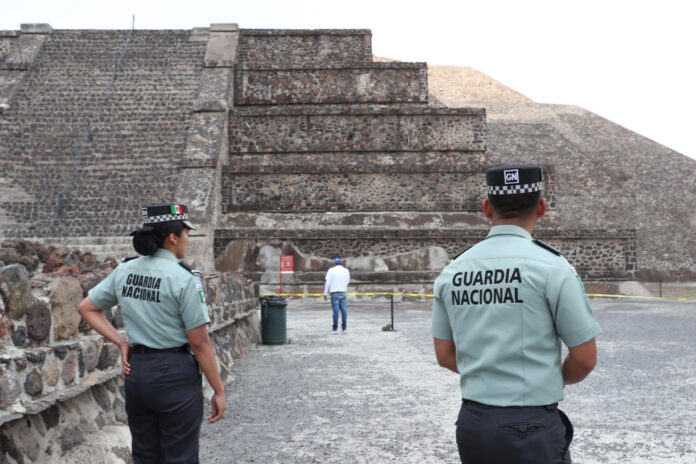 Integrantes de la Guardia Nacional vigilan la zona arqueológica de Teotihuacán. Imagen de archivo. EFE/ Mario Guzmán
