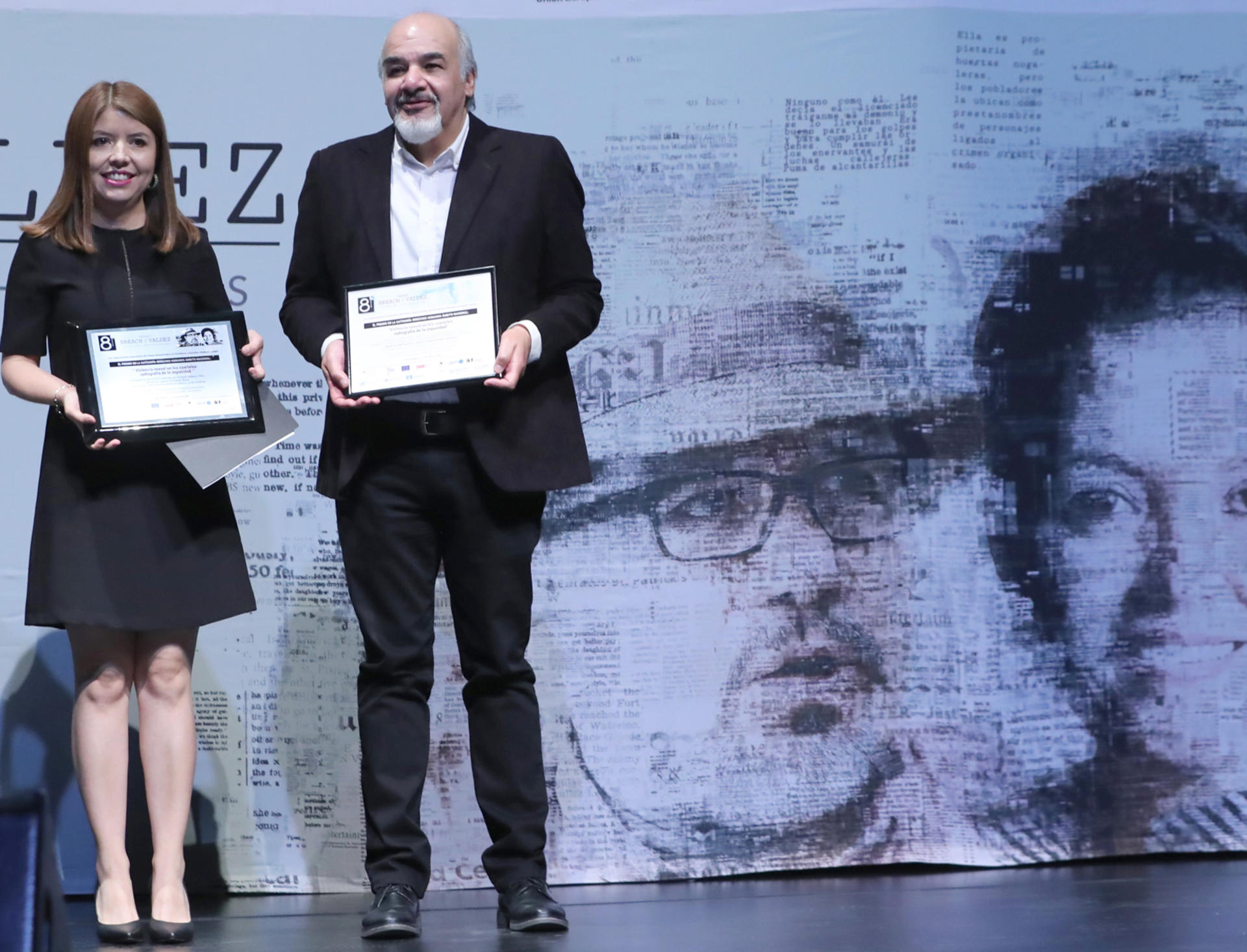 La periodista Zorayda Gallegos Valle (i) y el fotógrafo Ignacio Rodríguez Reyna (d), posan con sus reconocimientos durante la entrega del premio Derechos Humanos 'Violencia sexual en los cuarteles: radiografía de la impunidad', este lunes en el Centro Cultural España de Ciudad de México (México). EFE/Mario Guzmán