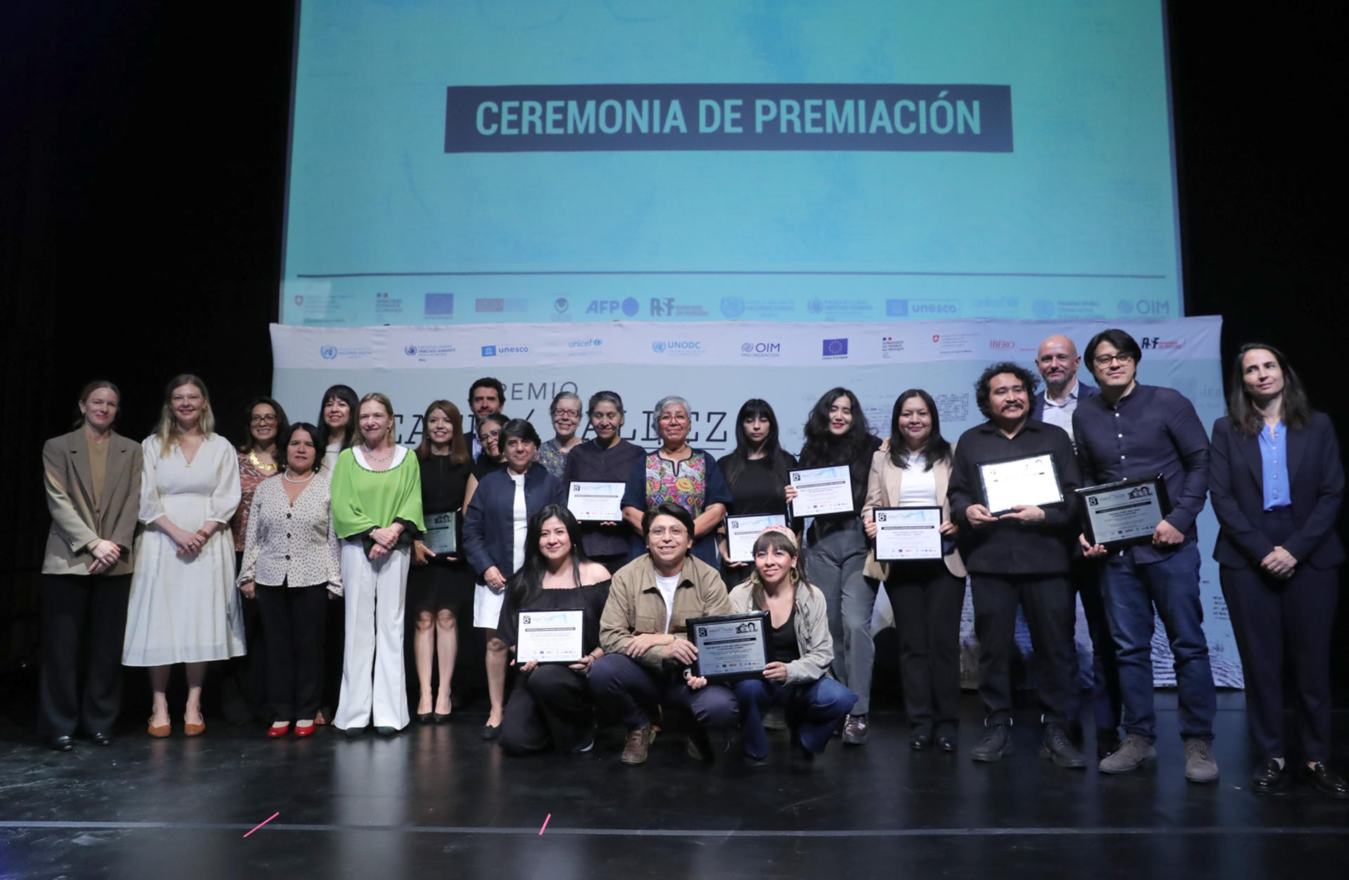 Los ganadores del Premio Breach/Valdez de Periodismo, posan este lunes en el Centro Cultural España en Ciudad de México (México). EFE/Mario Guzmán
