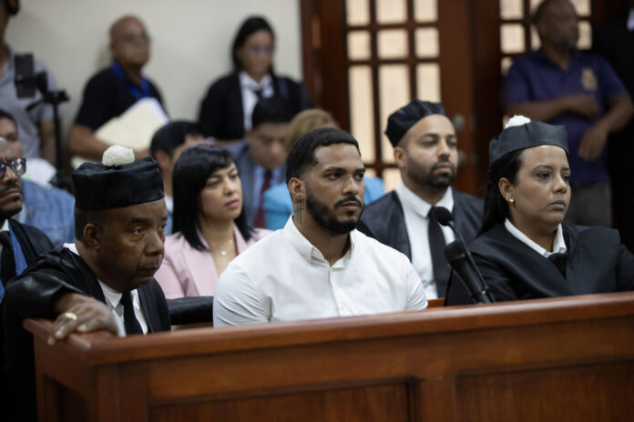 El jugador dominicano de Grandes Ligas, Wander Franco (c), y Marta Vanesa Chevalier (c-i), asisten a un juicio este lunes, en el Palacio de Justicia en Puerto Plata (República Dominicana). EFE/ Orlando Barría
