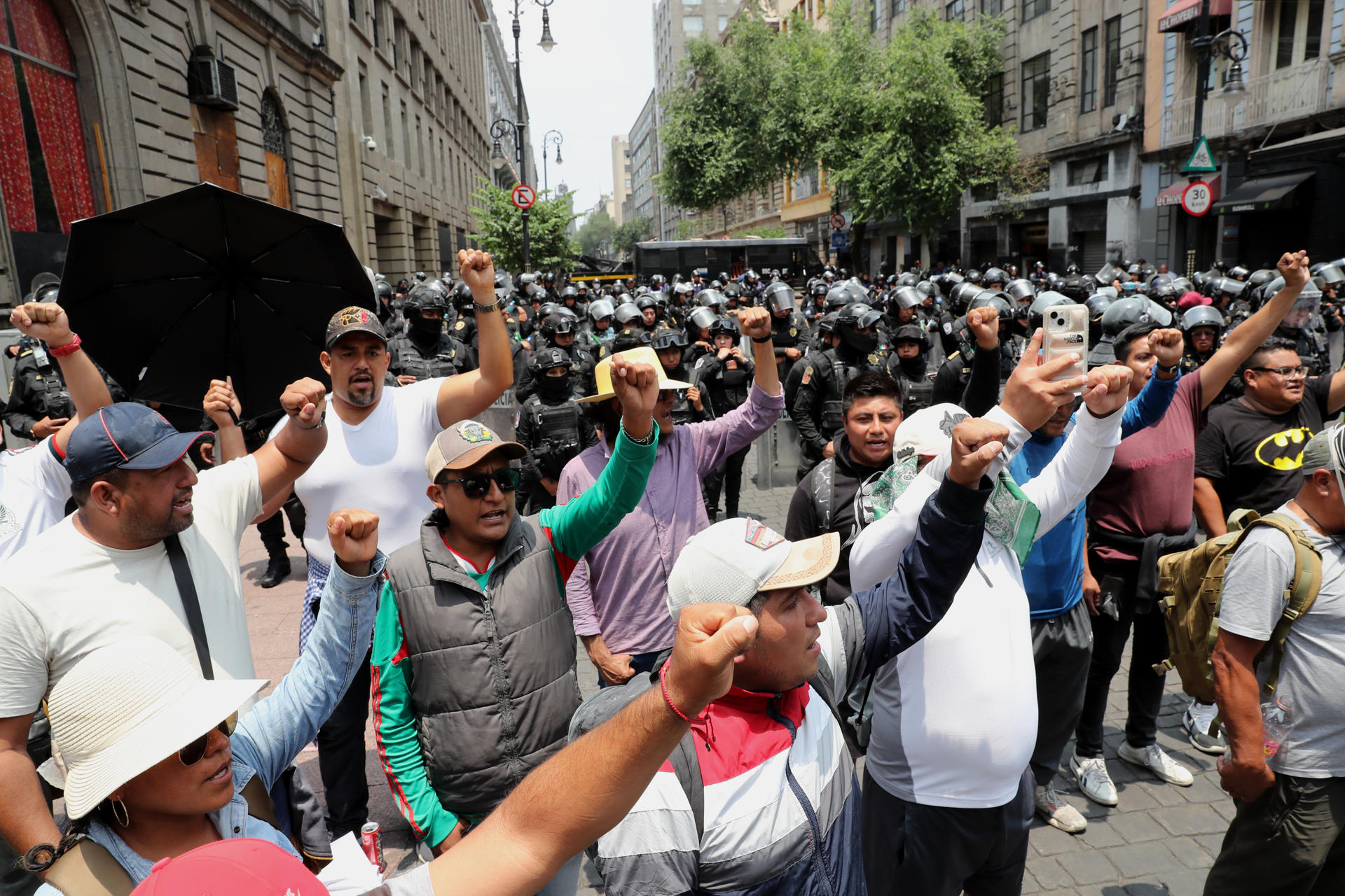 Maestros de la Coordinadora Nacional de Trabajadores de la Educación (CNTE) se manifiestan este lunes, durante una marcha en Ciudad de México (México). EFE/Mario Guzmán
