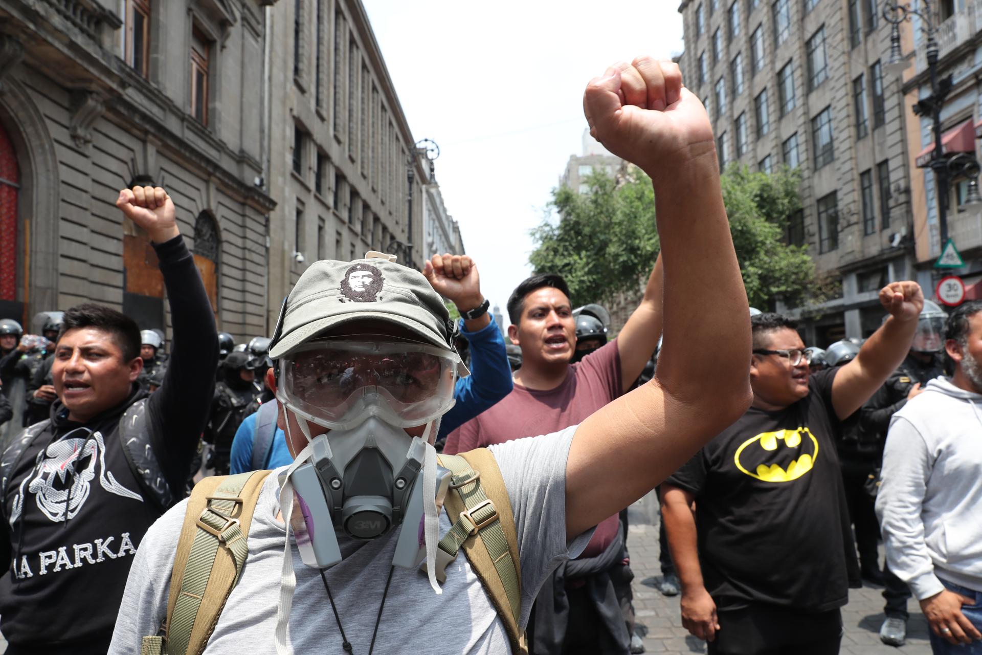 Maestros de la Coordinadora Nacional de Trabajadores de la Educación (CNTE) se manifiestan este lunes, durante una marcha en Ciudad de México (México). EFE/Mario Guzmán
