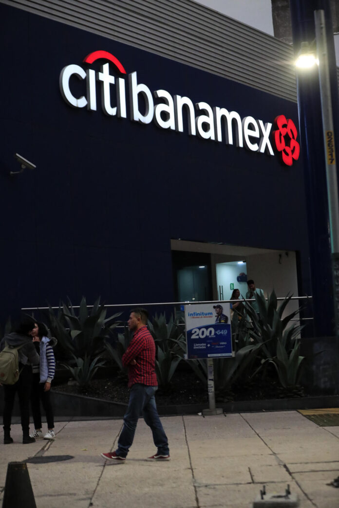 Fotografía de la fachada de una oficina del banco Citibanamex, en la Ciudad de México (México). Imagen de archivo. EFE/Mario Guzmán
