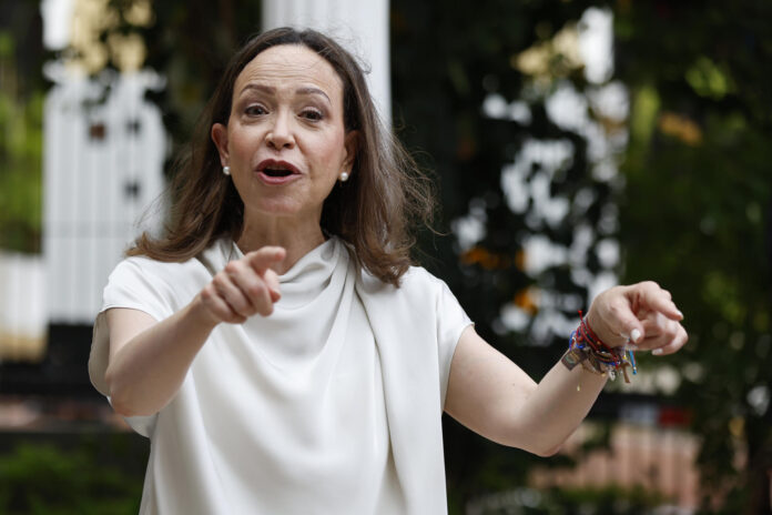 La líder opositora venezolana María Corina Machado habla durante una reunión con el alcalde de Ciudad de Panamá, Mayer Mizrachi, este 25 de mayo de 2026, en Ciudad de Panamá (Panamá). EFE/ Bienvenido Velasco
