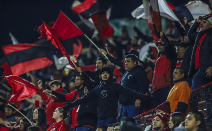 Aficionados de Tijuana asisten a un partido de la quinta jornada del Torneo Clausura 2025 de la Liga MX entre Tijuana y Cruz Azul en el estadio Caliente en Tijuana (México). Imagen de archivo. EFE/ Alejandro Zepeda
