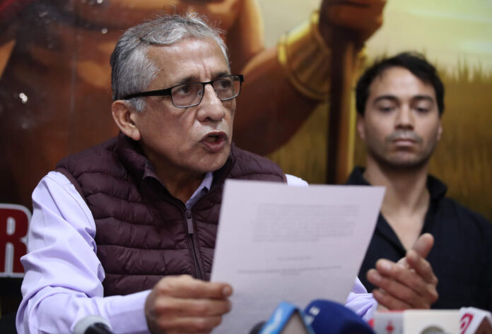 El ultranacionalista militar retirado Antauro Humala habla en una rueda de prensa para reiterar su apoyo al candidato presidencial de izquierda Roberto Sánchez, este lunes, en Lima (Perú). EFE/Paolo Aguilar
