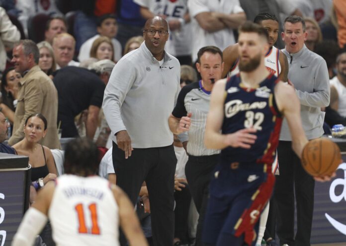 El entrenador de los New York Knicks, Mike Brown (C), elogió este lunes el desempeño de sus jugadores luego de que se proclamaran campeones de la Conferencia Este de la NBA a expensas de los Cleveland Cavaliers, EFE/EPA/DAVID MAXWELL SHUTTERSTOCK OUT
