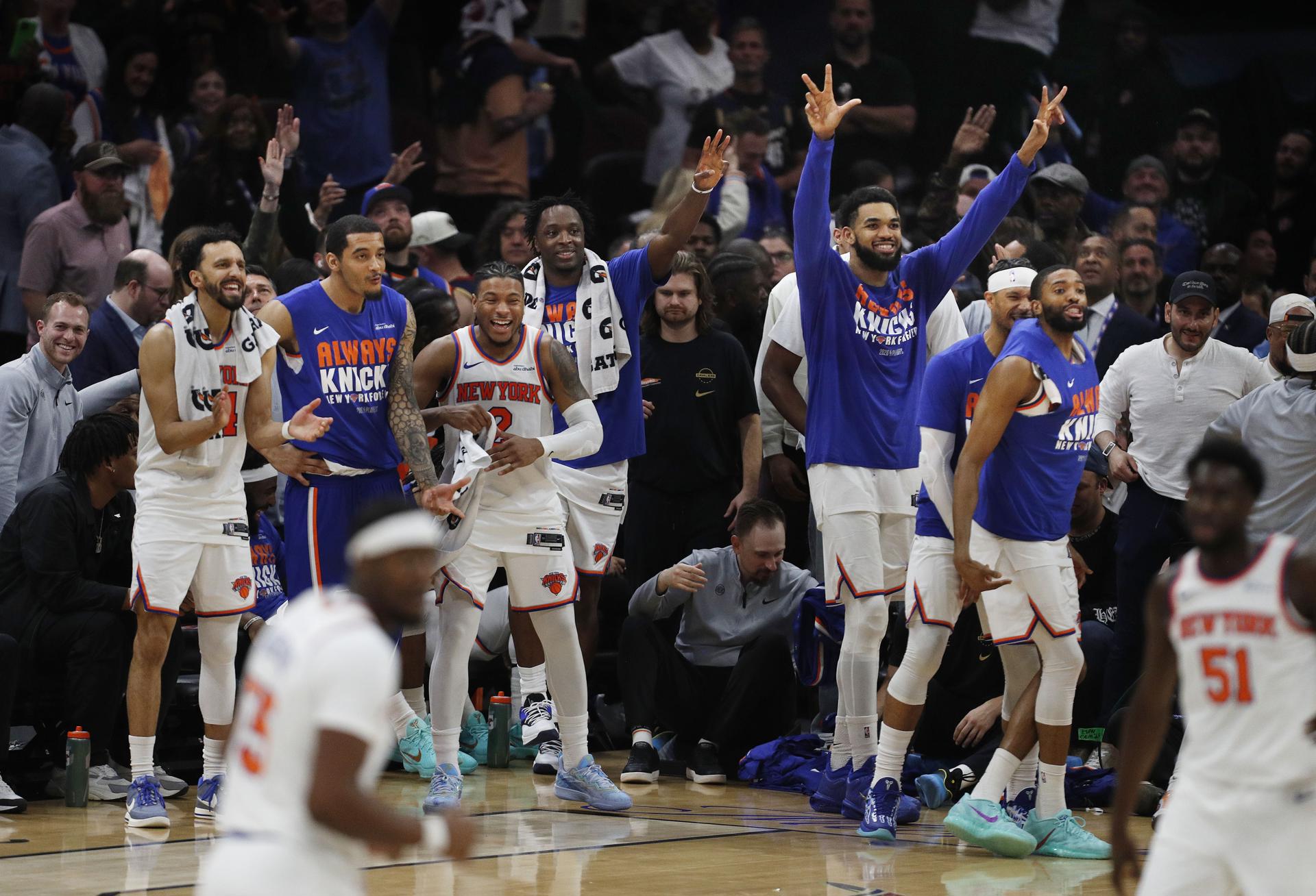 Jugadores de New York Knicks celebran este lunes la conquista de la Conferencia Este de la NBA por primera vez desde 1999 y la clasificación a las Finales de la NBA. EFE/EPA/DAVID MAXWELL SHUTTERSTOCK OUT
