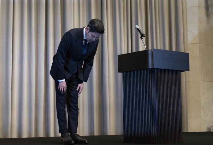 SEÚL (Corea del Sur), 25/05/2026.- El presidente de Shinsegae, Chung Yong-jin, hace una reverencia en señal de disculpa oficial durante una conferencia de prensa en un hotel de Seúl, después de que Starbucks Korea llevara a cabo la controvertida campaña llamada 'Tank Day', que evocaba dolorosos recuerdos de la represión militar durante el Movimiento de Democratización de Gwangju de 1980. EFE/EPA/JEON HEON-KYUN

