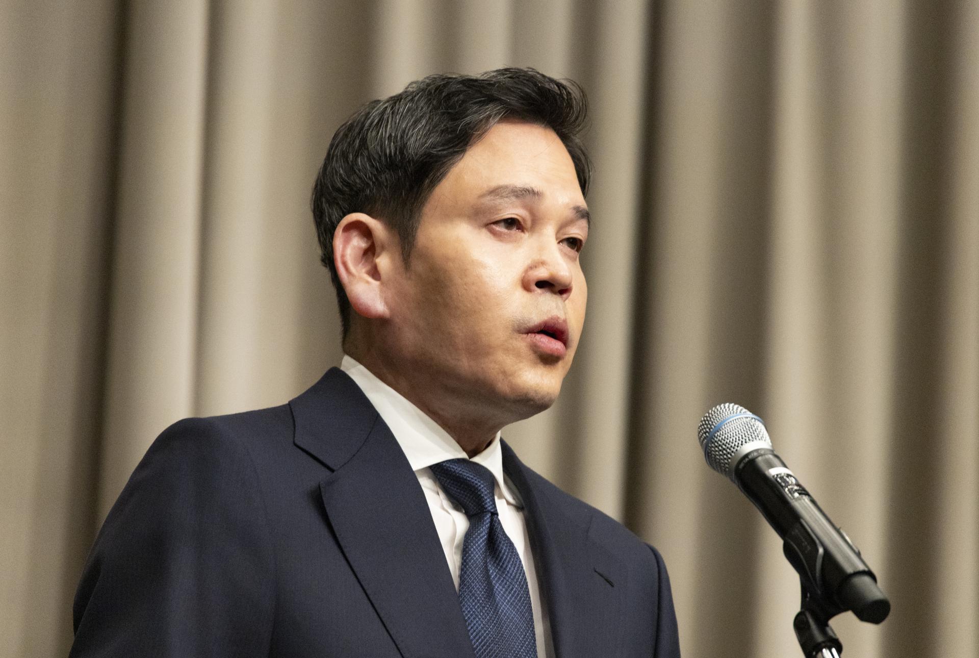 SEÚL (Corea del Sur), 25/05/2026.- El presidente de Shinsegae, Chung Yong-jin, durante una conferencia de prensa en un hotel de Seúl, después de que Starbucks Korea llevara a cabo la controvertida campaña llamada 'Tank Day', que evocaba dolorosos recuerdos de la represión militar durante el Movimiento de Democratización de Gwangju de 1980. EFE/EPA/JEON HEON-KYUN