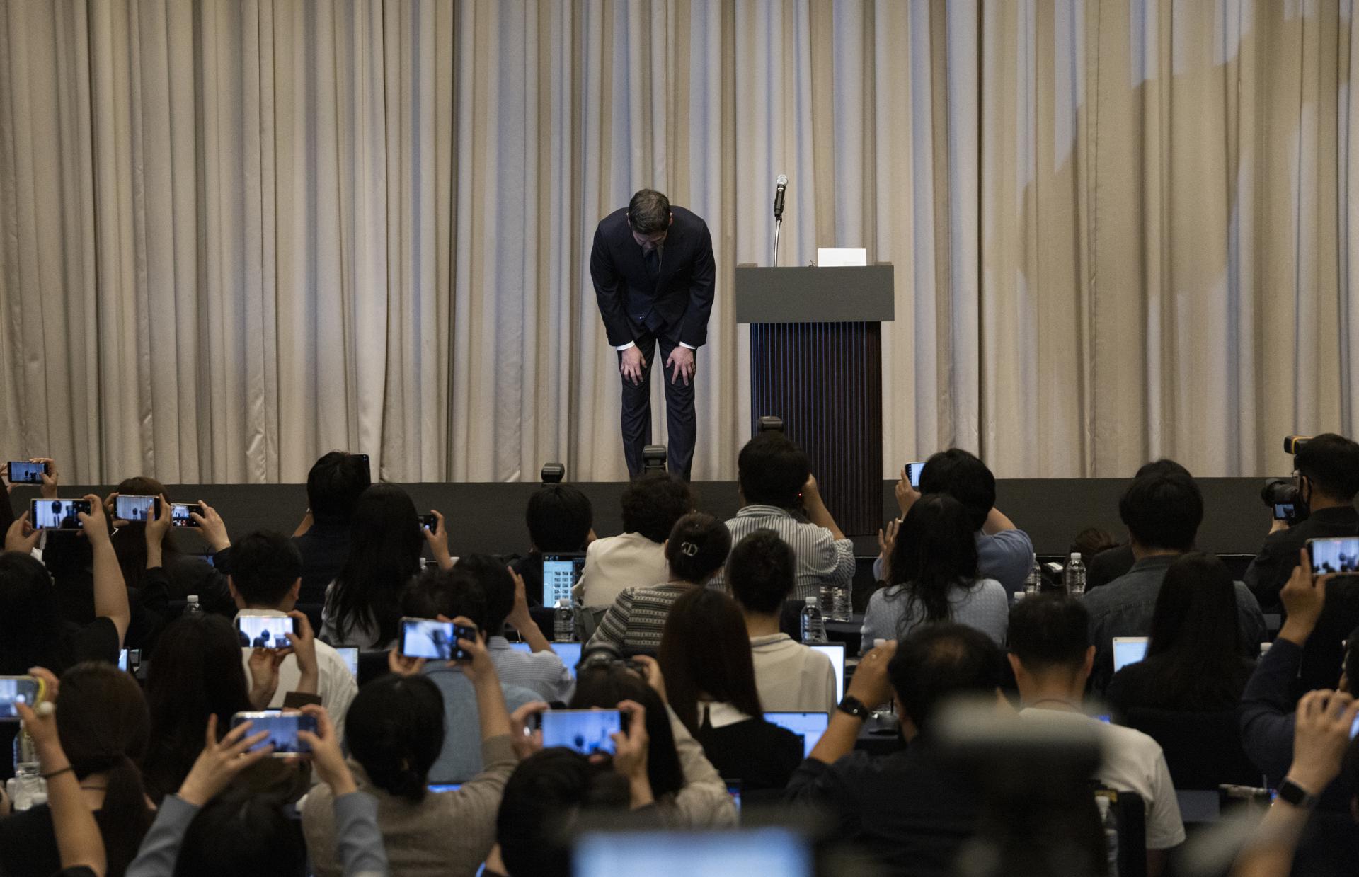 SEÚL (Corea del Sur), 25/05/2026.- El presidente de Shinsegae, Chung Yong-jin, hace una reverencia en señal de disculpa oficial durante una conferencia de prensa en un hotel de Seúl, después de que Starbucks Korea llevara a cabo la controvertida campaña llamada 'Tank Day', que evocaba dolorosos recuerdos de la represión militar durante el Movimiento de Democratización de Gwangju de 1980. EFE/EPA/JEON HEON-KYUN