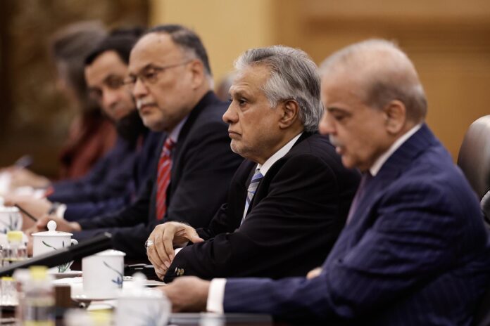 PEKÍN (China), 25/05/2026.- El viceprimer ministro y canciller de Pakistán, Ishaq Dar (2-D), asiste a una reunión bilateral entre el presidente chino Xi Jinping y el primer ministro pakistaní Shehbaz Sharif, en el Gran Salón del Pueblo, en Pekín, China, el 25 de mayo de 2026. 
EFE/EPA/TINGSHU WANG / POOL
