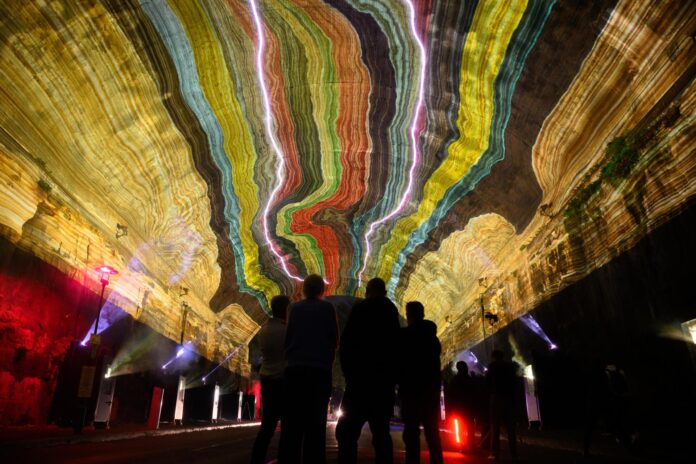 Sydney (Australia), 19/05/2026.- La obra Time: Warped de Neon Dynamo se proyecta en el Argyle Cut durante una presentación a los medios de Vivid Sydney 2026, en Sídney, Australia, el 19 de mayo de 2026.
EFE/EPA/DAN HIMBRECHTS USTRALIA AND NEW ZEALAND OUT
