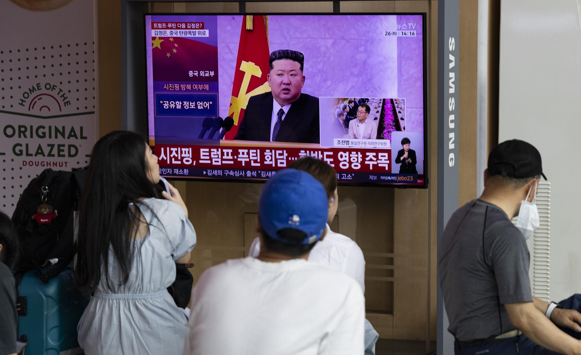 Seúl (Corea del Sur), 26/05/2026.- Varias personas ven las noticias en una pantalla de televisión en una estación de Seúl, Corea del Sur, el 26 de mayo de 2026.
EFE/EPA/JEON HEON-KYUN
