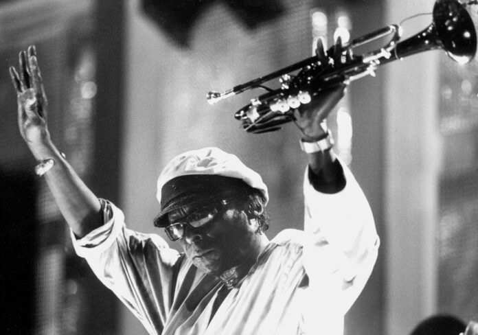 Hace 100 nació Miles Davis, legendaria figura del jazz. En la imagen, durante una actuación en el Festival de Jazz de Montreux, en 1984. Efe/ASLl/archivo
